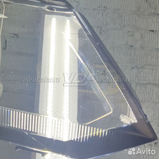 Уцененное стекло для фары Volkswagen Tiguan (2011