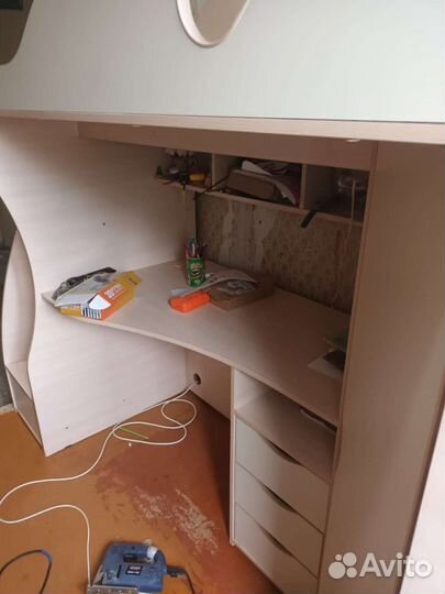 Детская кровать чердак со столом и шкафом