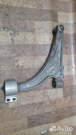Рычаг передний правый Opel Astra J седан 1.6