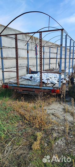 Улья с пчелами и прицепом