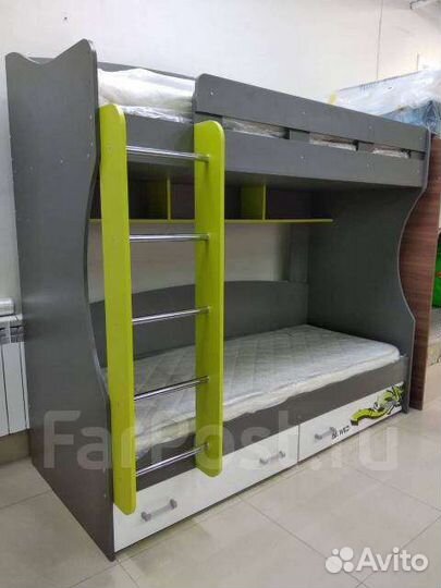 Двухъярусная кровать с матрасами