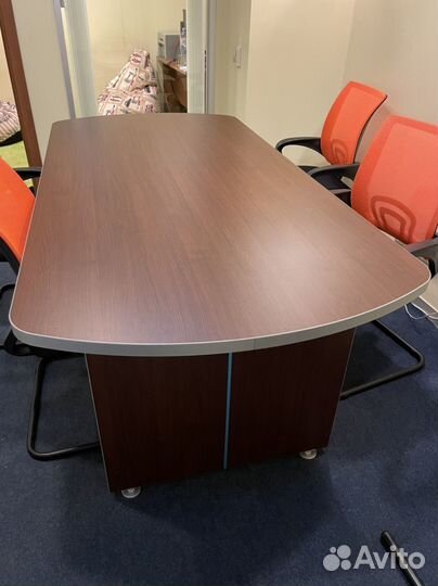 Стол переговорный и стулья