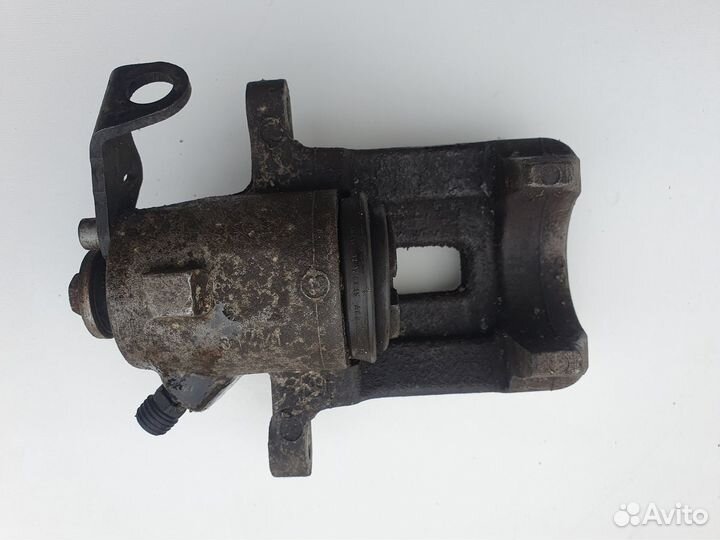 Суппорт тормозной Volkswagen Golf 4 задний правый