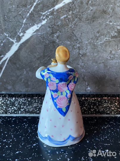 Фарфоровая статуэтка женщина с самоваром