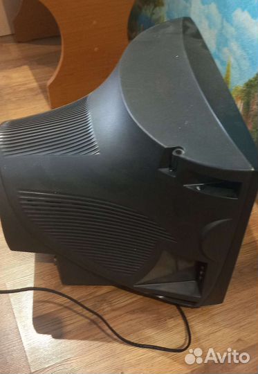 Телевизор с кронштейном