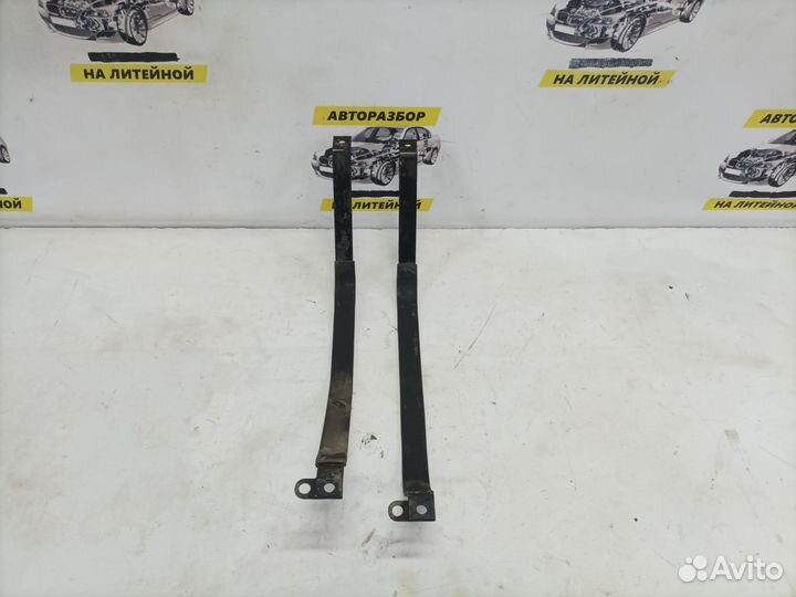 Крепление бака Hyundai Solaris 1