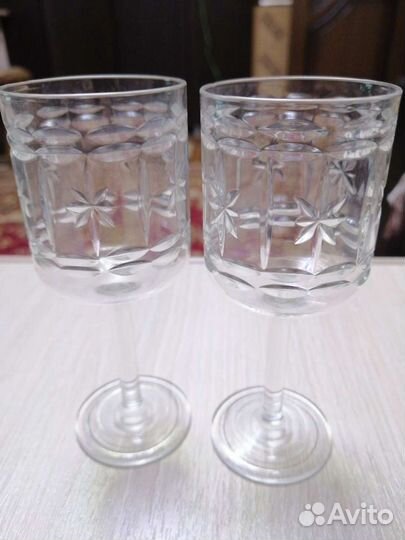 Хрустальные рюмки на высокой ножке