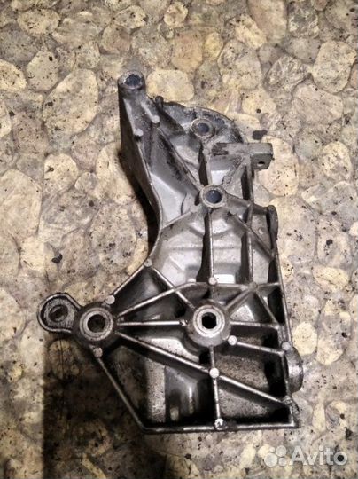 Кронштейн генератора Renault Logan 2 K7M 2014