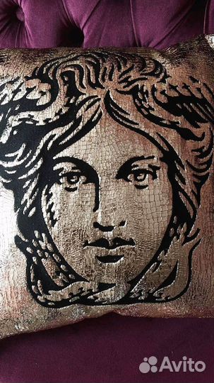 Декоративные подушки на диван