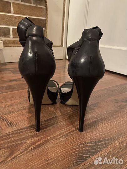 Босоножки Guess 37