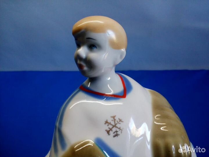 Фарфоровая статуэтка Хоккеист