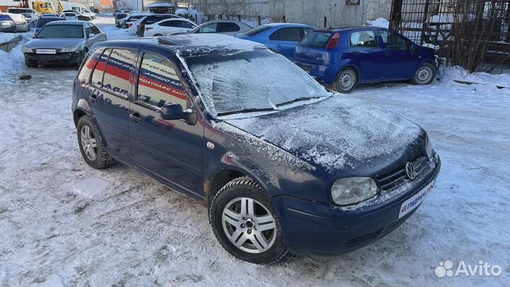 Кулак поворотный передний левый Volkswagen Golf (Mk4) 1J0407255N