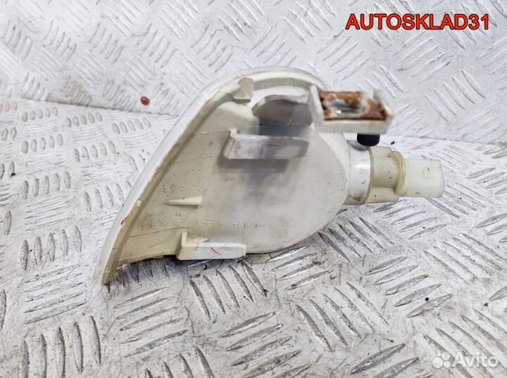 Указатель поворота правый белый Skoda Octavia A4