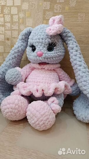 Вязаный зайка из плюшевой пряжи