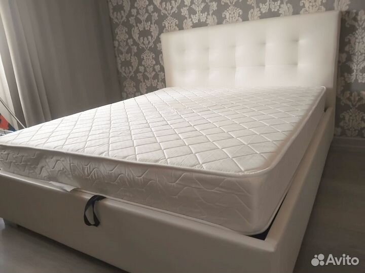 Двуспальная кровать с матрасом