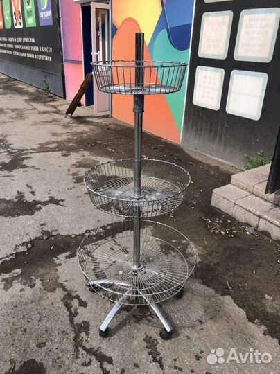 Крутящаяся подставка на колесиках