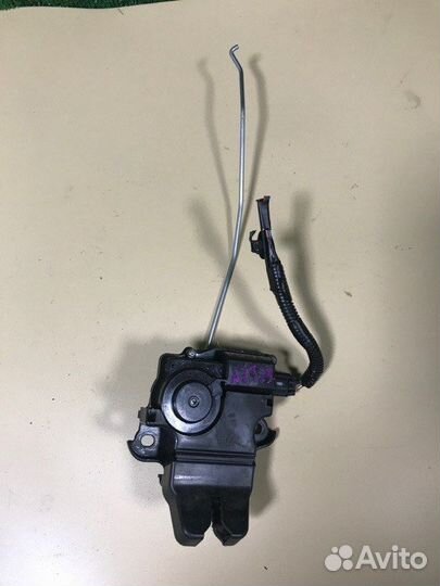 Замок крышки багажника Toyota Avensis AZT250