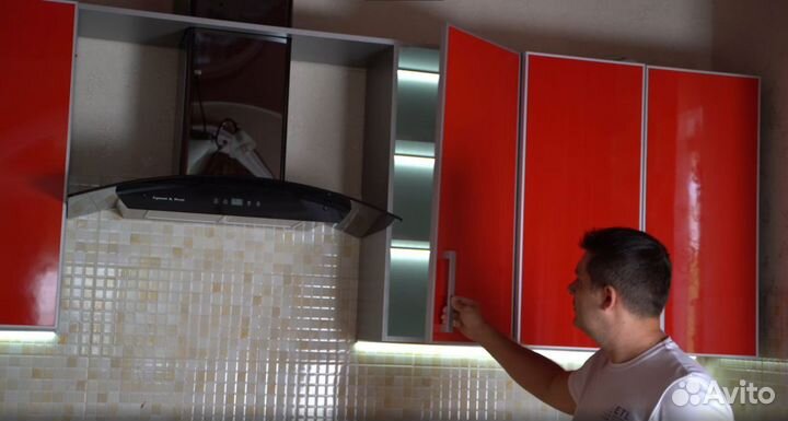 Система подсветки кухни и гарнитура в трех цветах