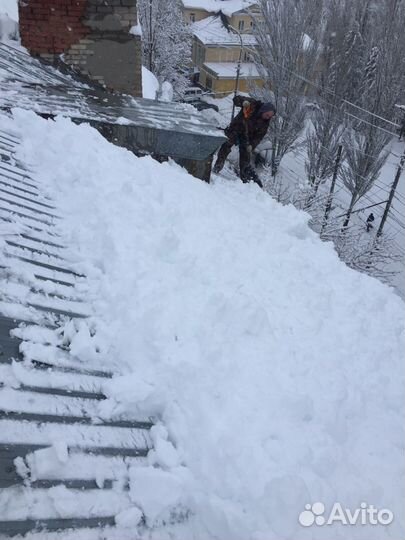 Чистка крыш от снега и наледи