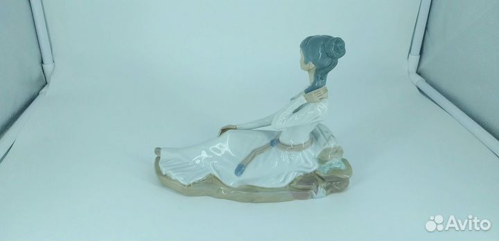 Статуэтка девушки casades Испания