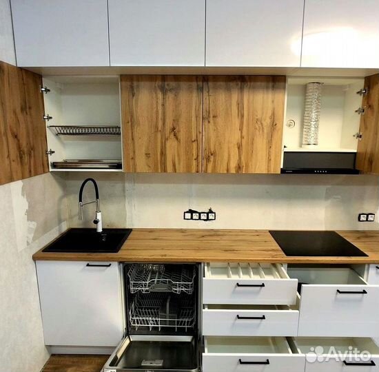 Кухонный гарнитур с фасадами под дерево