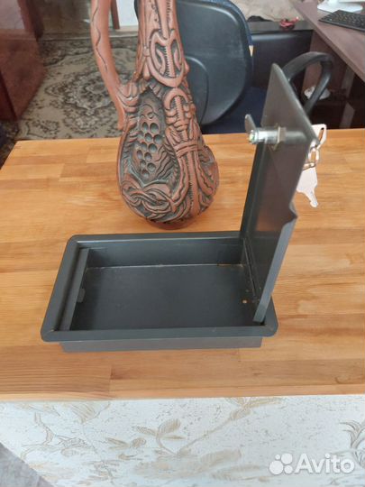 Ящик навесной железный