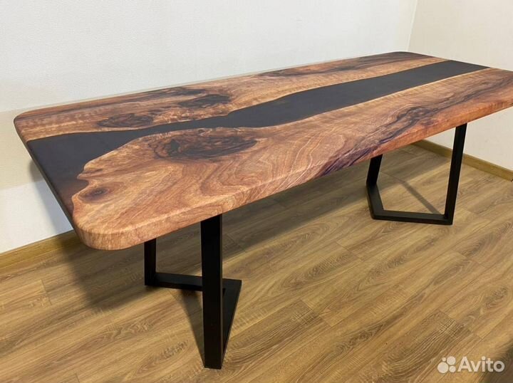 Обеденный стол 'Pale Ease'