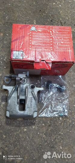 Задний правый суппорт Opel Vivaro