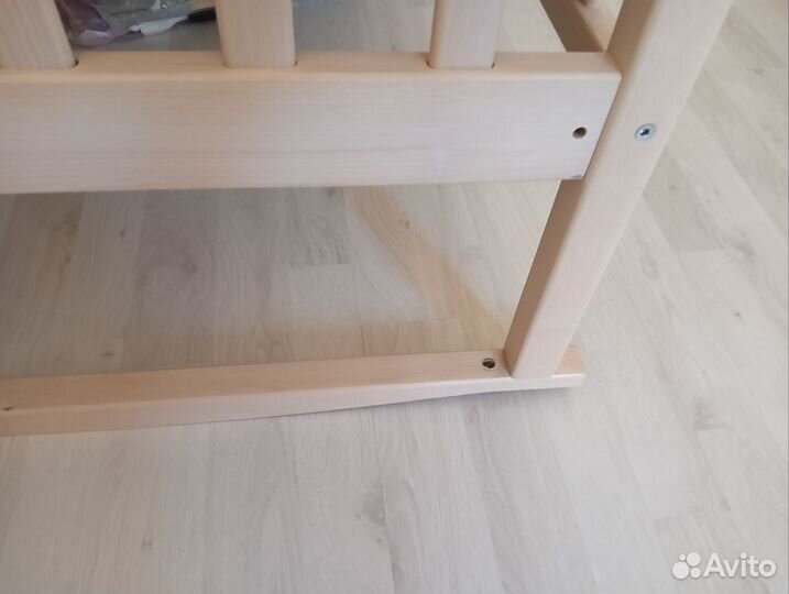 Детская кроватка с маятником