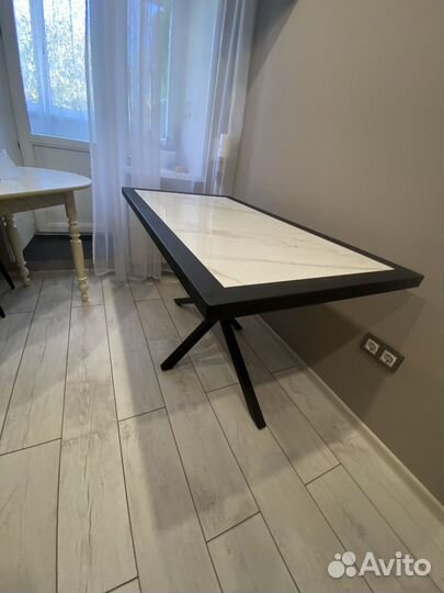 Стол с керамической плиткой