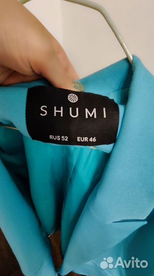 Костюм яркий голубой