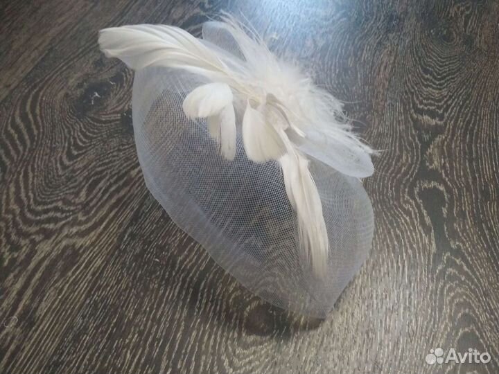 Вуалетка с перьями