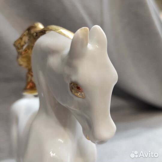 Статуэтка фарфор Конь