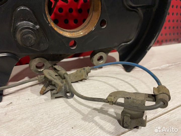 Кулак задний правый Lexus Nx 300H Z10 X2ARY32T