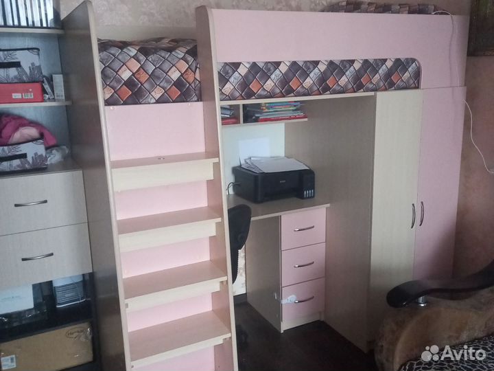 Детская кровать чердак со столом и шкафом