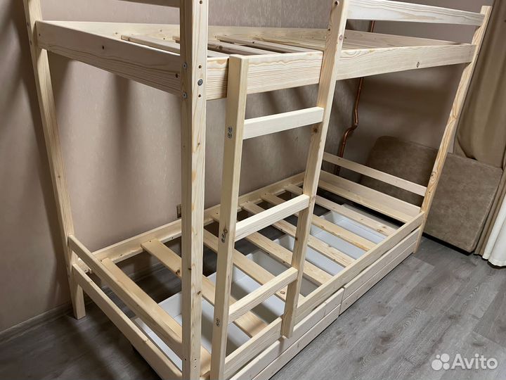 Двухъярусная кровать из дерева