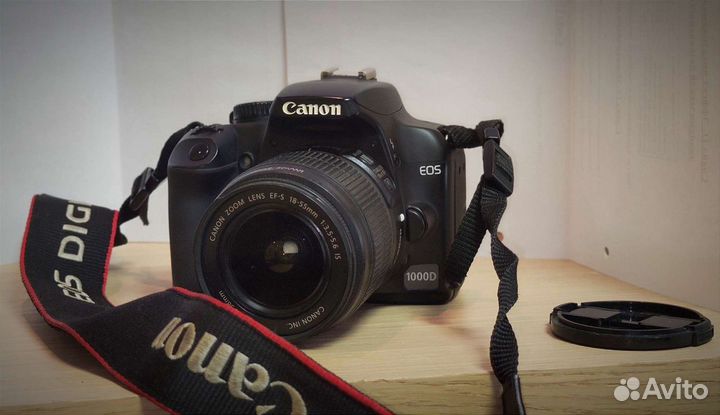 Зеркальный фотоаппарат с объективом Canon 1000D