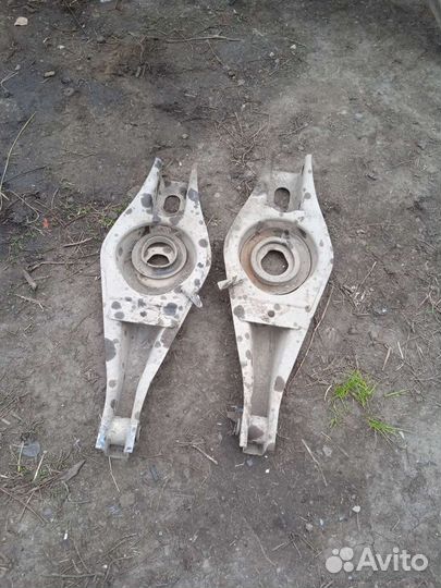 Нижний рычаг Пежо 406