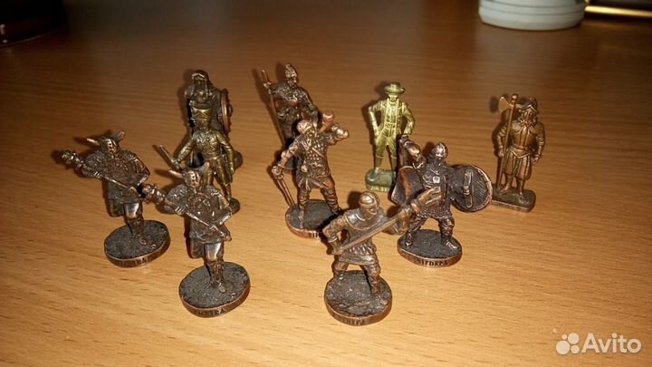 Фигурки воинов
