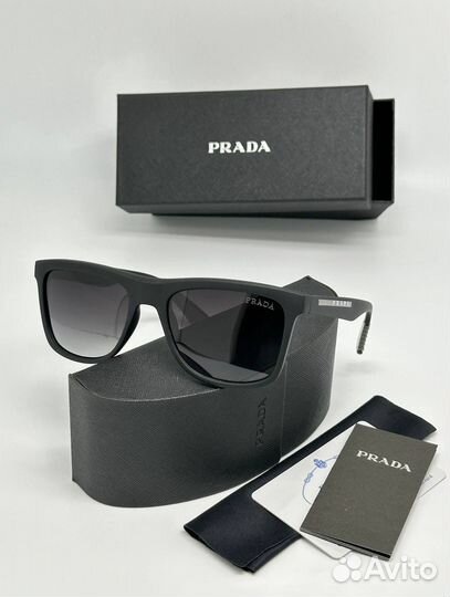 Солнцезащитные очки Prada