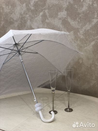 Свадебный зонтик и фужеры