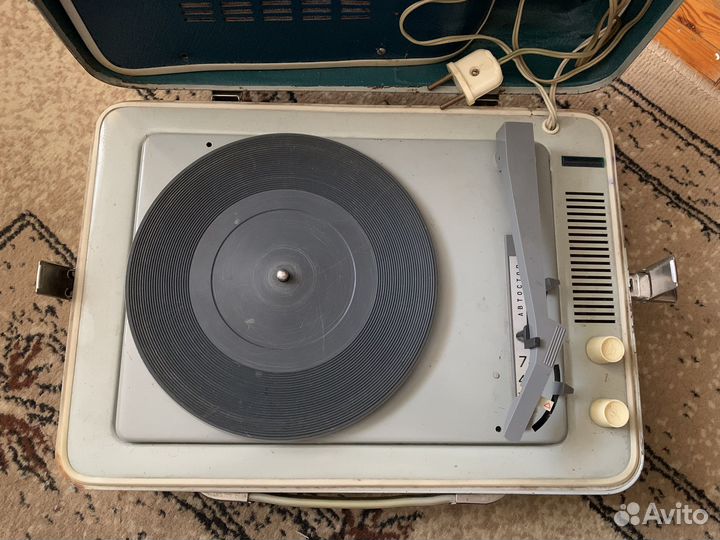 Проигрыватель для виниловых пластинок 