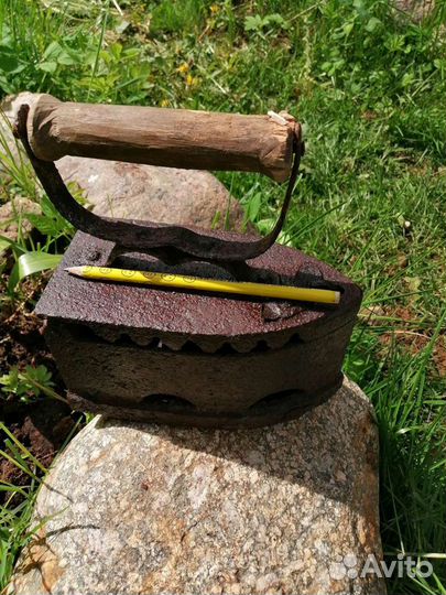 Старинный утюг на углях.Интерьер