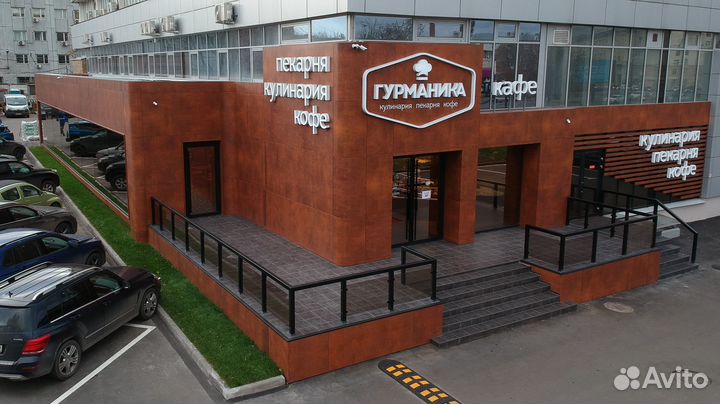 Кассир в кафе Гурманика