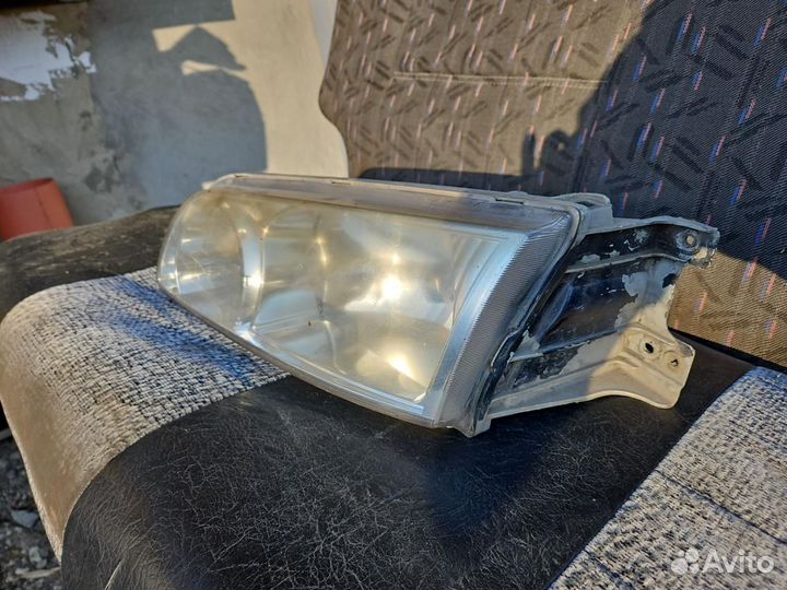 Фара левая Hyundai H-1 Starex рест. 2003