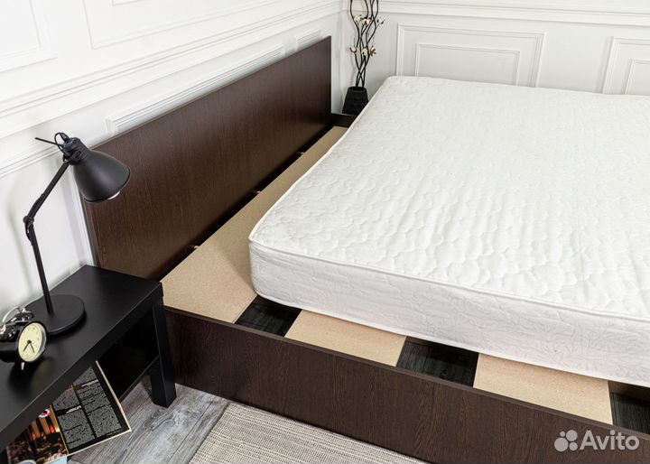 Кровать с матрасом