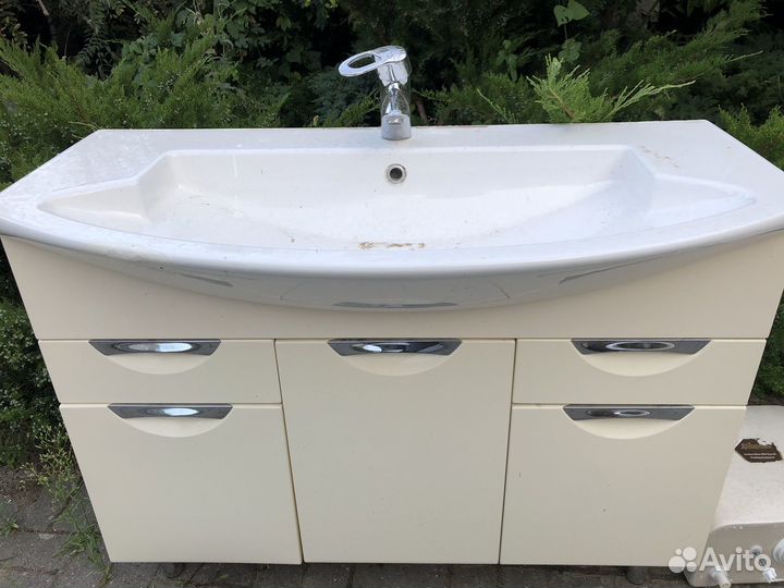 Тумба для ванной со смесителем и зеркалом