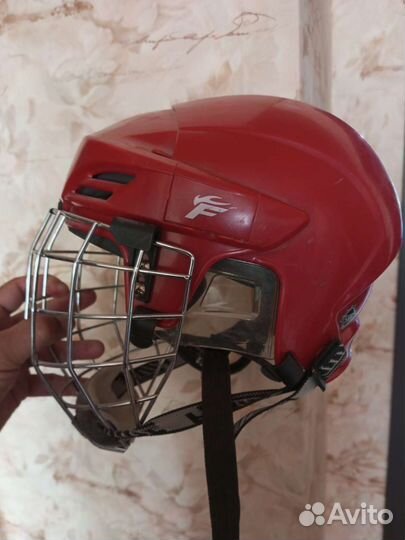 Хоккейный шлем и клюшки