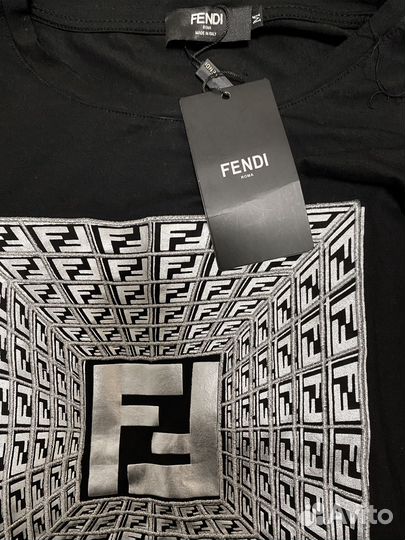 Fendi, Гонконг. Новая (этикетки) футболка