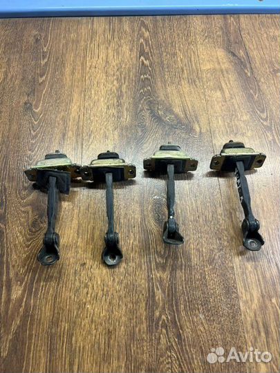 Ограничитель двери Vortex Estina седан 1 2010